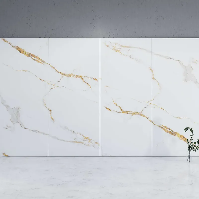 Parede revestida com o Revestimento Flexível Wallboard Calacata Oro, em padrão de mármore