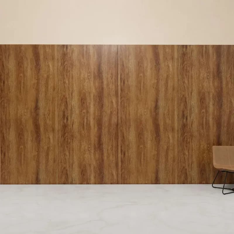 Parede revestida com o Revestimento Flexível Wallboard Freijó, em padrão amadeirado
