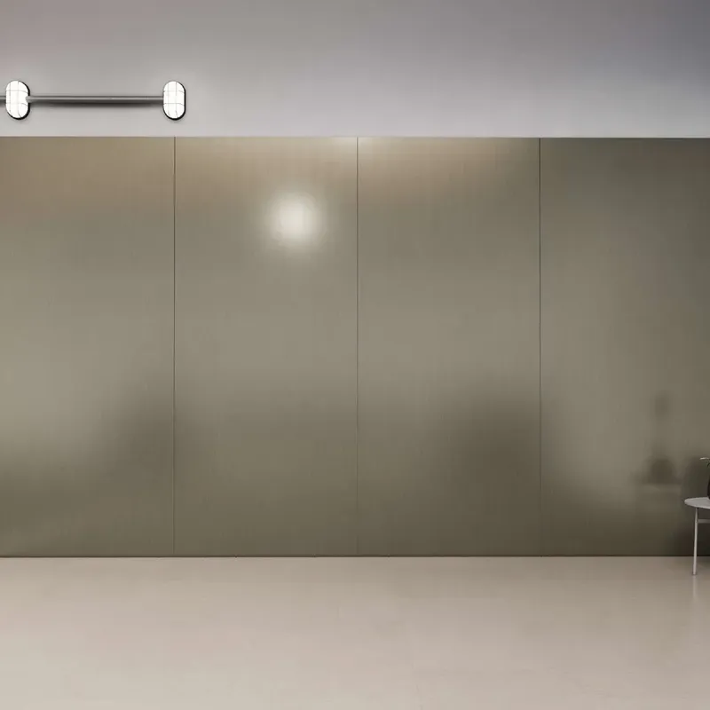 Parede revestida com o Revestimento Flexível Wallboard Gold Escovado, em acabamento metálico